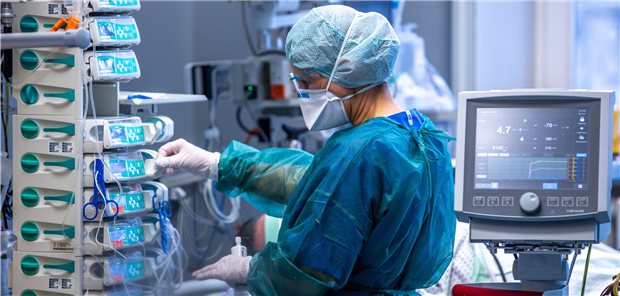 Ein Behandlungszimmer der Intensivstation in der Universitätsmedizin Rostock im Jahr 2021: Bisher gingen Fachleute davon aus, dass bundesweit ungefähr 3000 bis 4000 Pflegefachkräfte in Vollzeit auf Intensivstationen fehlen. In einer neuen Studie wird mit weit größeren Zahlen operiert.