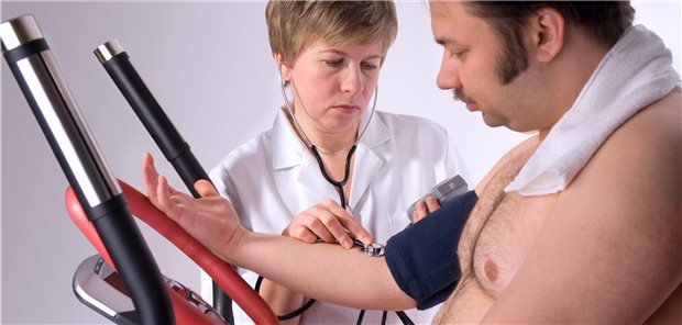 Ein Belastungs-EKG ist vor allem dann hilfreich, wenn es pathologisch ausfällt (Symbolbild mit Fotomodellen).