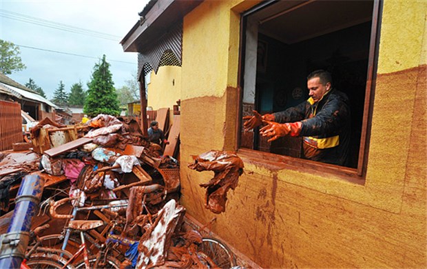 Nach dem Unglück in Ungarn ist die Lauge das Problem Ein Bewohner entsorgt in Devecser, Ungarn, Einrichtungsgegenstände seines Hauses, die mit dem Giftschlamm getränkt sind.