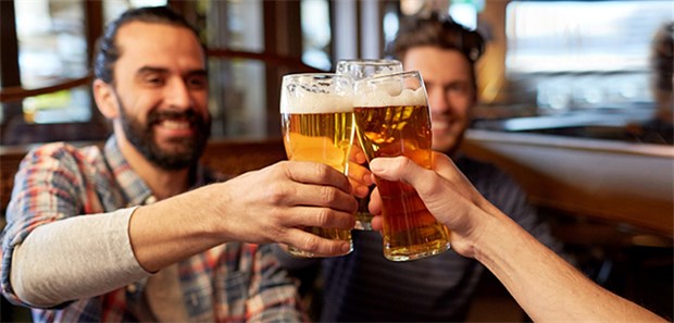 Beschäftigte im Norden greifen zu oft zur Flasche Ein Bierchen schadet nicht? Lediglich ein Fünftel der beschäftigten Schleswig-Holsteiner trinkt überhaupt keinen Alkohol, so der DAK-Gesundheitsreport.