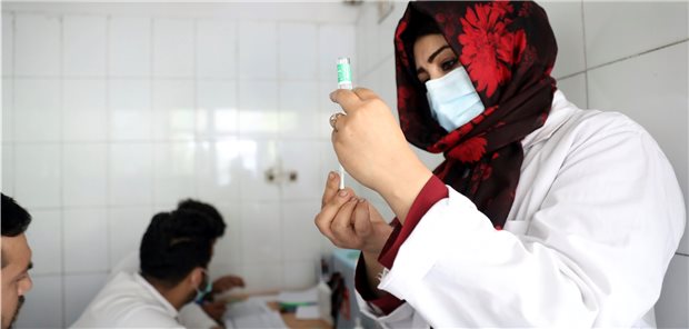 In Afghanistan wird medizinisches Material knapp Ein Bild aus besseren Tagen: Eine afghanische Ärztin bereitet in einem Kabuler Krankenhaus eine COVID-19-Impfung vor. Mittlerweile werden alle medizinischen Güter knapp und viele weibliche Angestellte trauen sich nicht mehr, an ihrer Arbeitsstelle zu erscheinen.
