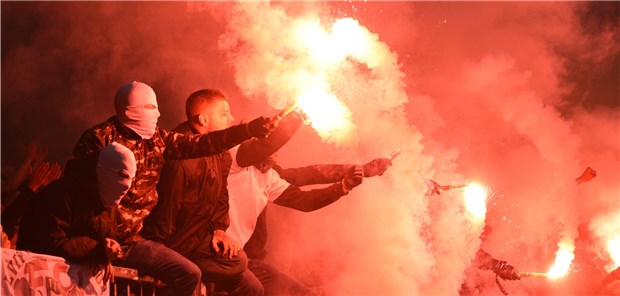 Die gesundheitlichen Gefahren von Pyrotechnik im Stadion Ein Bild aus dem Spiel FC St. Pauli gegen Hamburger SV vom September 2019.