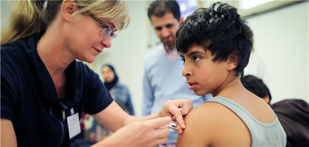 Im Oktober 2015 wird ein aus Damaskus stammender Junge in Berlin gegen Mumps und Masern geimpft.