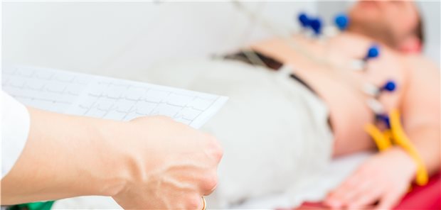 Ein Blick auf das EKG kann Hinweise liefern. Der Zusammenhang zwischen Rhythmusstörungen und Mortalität bei Tumorerkrankungen wurde in einer Studie untersucht.