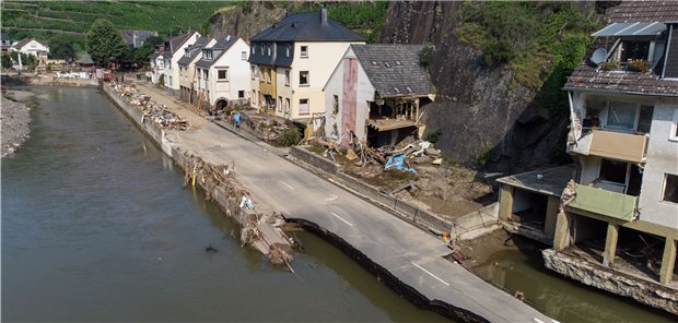 Ein Blick auf die Verwüstungen in Mayschoß im rheinland-pfälzischen Landkreis Ahrweiler. Die Dorfstraße wurde von der Flutwelle fortgerissen. Zahlreiche Häuser wurden komplett zerstört oder stark beschädigt. 