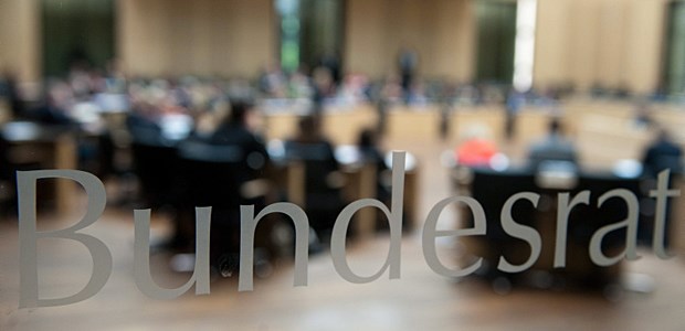 Ein großer Strauß neuer Gesetze Ein Blick in den Plenarsaal des Bundesrates durch eine Glasscheibe.