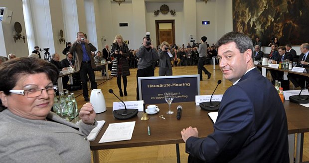Söder schlichtet, Hausärzte und Kassen wollen wieder verhandeln Ein Blick zurück, aber nur für die Pressefotografen: Markus Söder und Landtagspräsidentin Barbara Stamm.