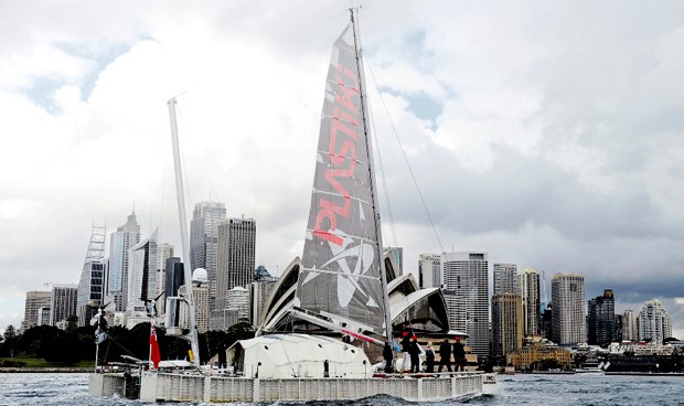Plastik, nichts als Plastik auf den Weltmeeren Ein Boot aus 12 000 Plastikflaschen als Symbol für Verschmutzung: Die "Plastiki" vor der Skyline von Sidney.