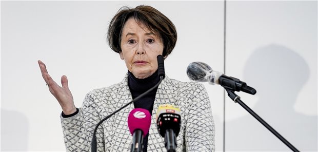 Ein Buch mit sieben Siegeln: Was im Entwurf zur Entbudgetierung der Hausärzte steht, versteht selbst die erfahrene KV-Vorsitzende Monika Schliffke nicht.