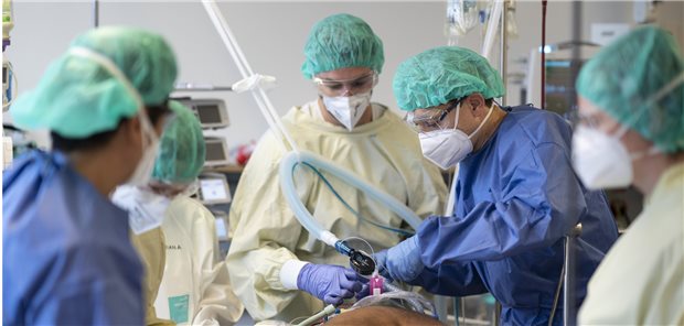 Ein COVID-19-Patient wird auf der Intensivstation versorgt – hier im Stadtspital Triemli in Zürich: Schwerkranke Patienten scheinen nicht von einer medikamentösen Antikoagulation zu profitieren.