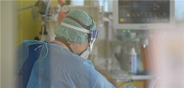 Kliniklobby fordert verlässliche Corona-Finanzspritzen für alle Häuser Ein COVID-19-Patient wird auf der Intensivstation versorgt
