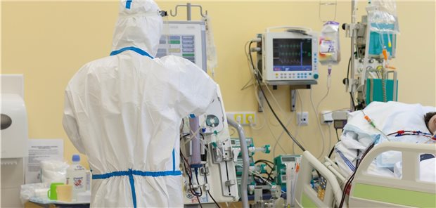 Ein COVID-19-Patient wird auf einer Intensivstation behandelt: Menschen mit zerebrovaskulären Erkrankungen in der Anamnese erkranken oft sehr schwer.