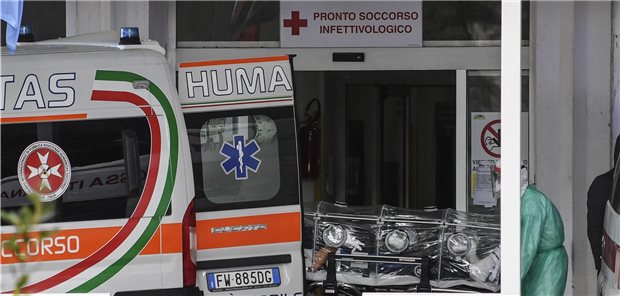 „An diesem Punkt wurden wir beim Coronavirus nervös“ Ein COVID-19-Patient wird stationär aufgenommen: In Italien bringt die Epidemie Kliniken an die Belastungsgrenze.