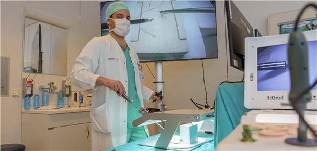 Ein Chirurg an der Trainingsbox für minimalinvasive Operationen am NCT Dresden.