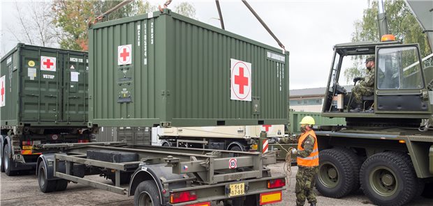 Alle tschechischen Ärzte sollen zu Hause helfen Ein Container mit medizinischem Gerät wird in Hradec Králové auf den Anhänger eines Lkw geladen.