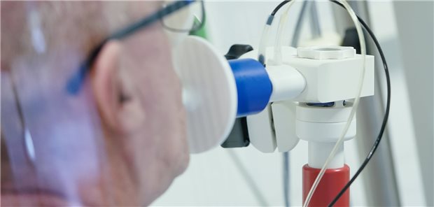 Bremen schafft Ärzte-Netzwerk für Long-COVID-Patienten Ein Corona-Genesener bekommt die Lungenfunktion gemessen: Auch einen Termin beim Pneumologen soll für Bremer Patienten einfacher zu bekommen sein.