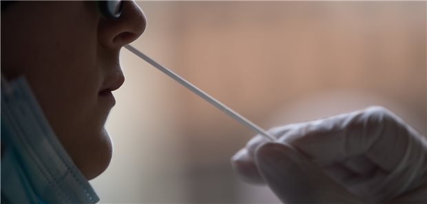 Corona-Teststellen sollen deutlich weniger Geld bekommen Ein Corona-Schnelltest: Künftig sollen es höchstens elf Euro sein, die die Teststellen abrechnen dürfen.