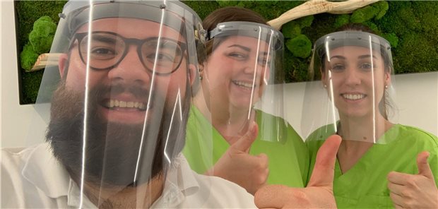 Faceshields aus dem heimischen 3D-Drucker Ein Dankeschön-Bild für Behelfsvisiere an das MakersVsVirus-Team von einer Zahnarztpraxis in Karlsruhe.