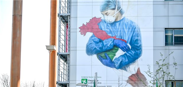 Corona-Pandemie: Italienische Ärzte fordern Perspektivwechsel Ein Dankeschön an die Ärzte und Krankenschwestern - zu sehen auf der Fassade des Krankenhauses Papa Giovanni in Bergamo.
