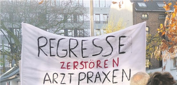 Prüfer gängeln Ärzte weiter Ein Daueraufreger für Ärzte: Demonstration gegen Regresse in Düsseldorf im November 2014.