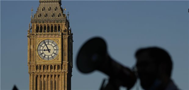 Ein Demonstrant mit einem Megaphon ruft vor dem Big Ben Slogans, während Krankenschwestern des nahe gelegenen St. Thomas‘ Hospital protestieren. Pflegekräfte des britischen Gesundheitsdiensts NHS haben am Montag den bisher größten Streik ihrer Geschichte begonnen.