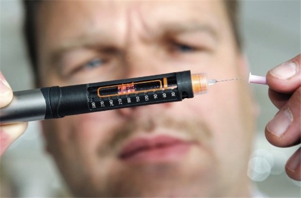 Sind Typ-2-Diabetiker zu 50 Prozent behindert? Ein Diabetiker bereitet seinen Insulin-Pen vor: Das Bundessozialgericht in Kassel hat jetzt die Einstufungskriterien beim Behindertengrad kritisiert.