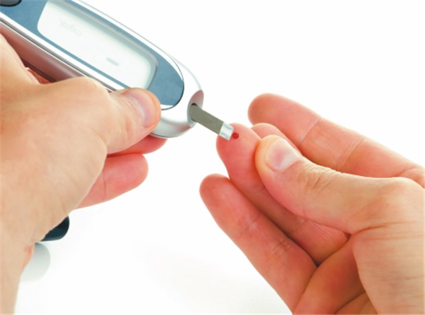 Liraglutid: Eine neue Therapie vor dem Start Ein Diabetiker kontrolliert seinen Blutzucker.