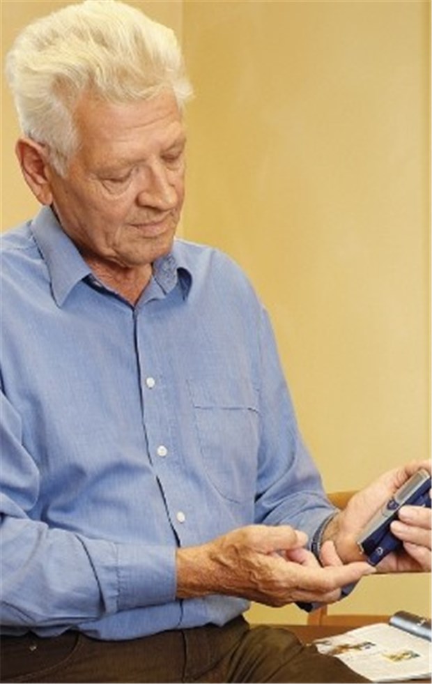 Diabetologen fordern Bürgerrecht auf Bewegung Ein Diabetiker misst seinen Blutzucker: Die Zahl der Diabetiker steigt in Deutschland rapide an.
