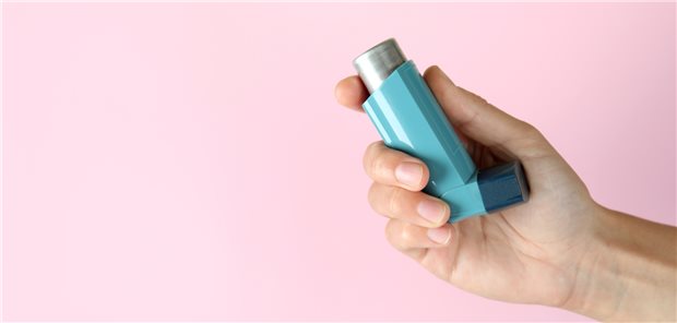 Ein Dosieraerosol hat im Gegensatz zu einem Pulverinhalator eine höhere CO2-Emission.
