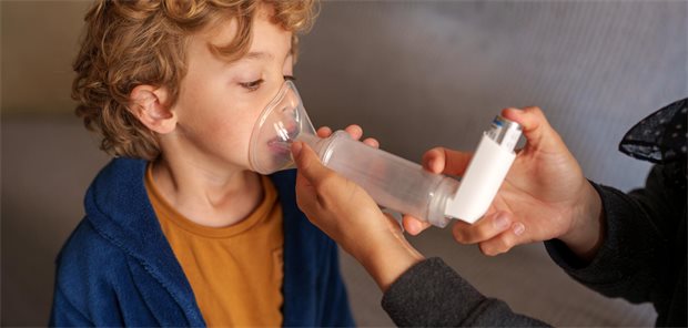 Kind mit Inhalationsgerät