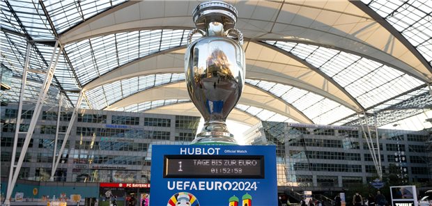 EU-Seuchenbehörde bereit für die Fußball-EM Ein EM-Pokal mit einem Countdown steht am Flughafen München. Am 14.06.2024 findet in der Arena das Eröffnungsspiel der Fußball-Europameisterschaft statt. Die ECDC gibt Empfehlungen an Gesundheitsbehörden, wie solche Massenveranstaltungen zu begleiten sind.