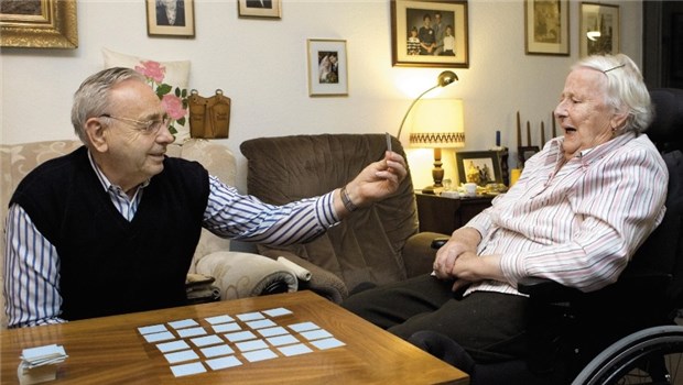 Passive Impfung gegen M. Alzheimer ist in Sicht Ein Ehemann mit seiner demenzkranken Frau - Antikörper könnten den Verlauf der Krankheit bremsen.
