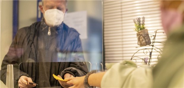 Jeder Zweite lehnt Abschaffung der Corona-Maßnahmen ab Ein Ende der Maskenpflicht lehnen 52 Prozent der Bürger derzeit ab.