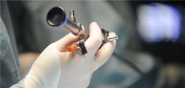 Ein Endoskop in der Hand eines Chirurgen: Zur Therapie von Patienten mit Adipositas werden auch endoskopische restriktive Behandlungsverfahren entwickelt, die eine Schlauchmagen-Op nachahmen.