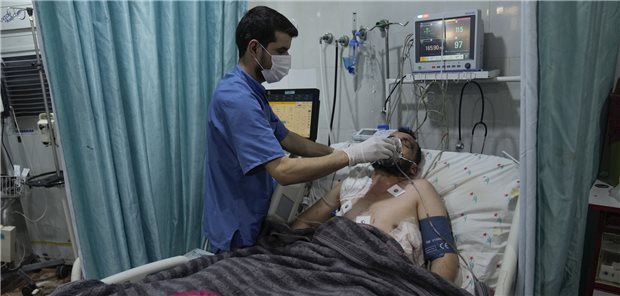 Nach Erdbeben in Syrien: viele Amputationen bei Opfern nötig Ein Erdbeben-Opfer wird im Krankenhaus im syrischen Bab Al-Hawa behandelt. Fast eine Woche nach der Erdbeben-Katastrophe im türkisch-syrischen Grenzgebiet ist die Zahl der Toten auf mehr als 30.000 gestiegen.