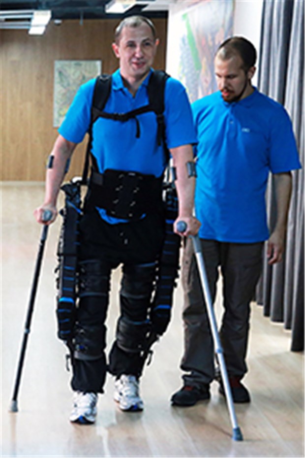 Kasse muss für Exoskelett aufkommen Ein Exoskelett bringt den Trägern einen enormen Vorteil: Menschen mit Rückenmarksverletzungen können wieder gehen und Treppen steigen.