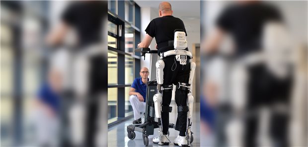 Ein Exoskelett kann Patienten mit Verletzungen an der Wirbelsäule Mobilität zurückgeben. Demnächst entscheidet das BSG, ob es unter die Leistungspflicht der GKV fällt.