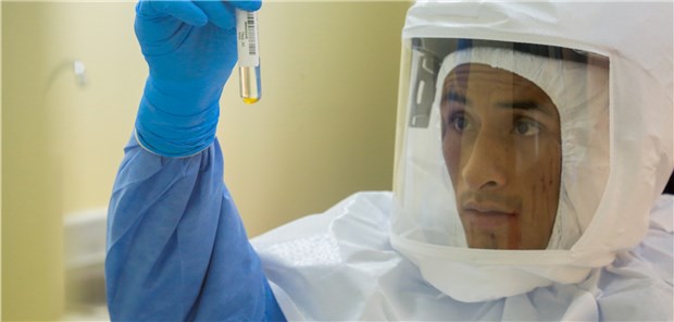 Ein Experte bereitet sich auf die Einführung einer Diagnose des Coronavirus in Peru vor. Damit die Ausbreitung des Virus eingedämmt wird, hat die chinesische Regierung die besonders schwer betroffene Millionenmetropole Wuhan inzwischen praktisch abgeriegelt.