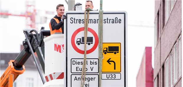 In diesen Hamburger Straßen dürfen Diesel nicht mehr fahren Ein Fahrverbotsschild für Lastwagen mit Diesel-Motor bis Euro 5 wird an der Zufahrt zur Hamburger Stresemannstraße aufgehängt.