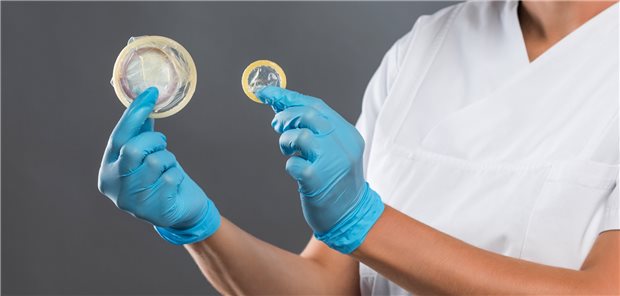 Ein Femidom (links) und ein Kondom (rechts).