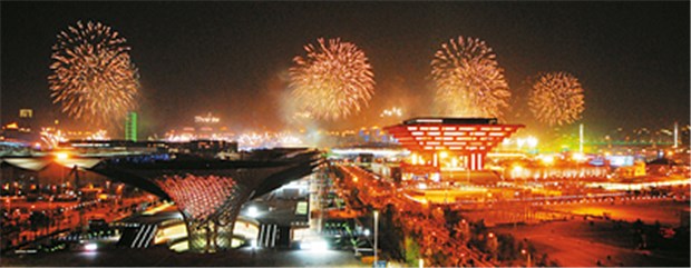 Shanghai hat die Welt zu Gast: Expo 2010 und China sind auch ein Fall für Reisemediziner Ein Feuerwerk soll wie hier bei der Probe die Expo-Eröffnung umrahmen. © dpa