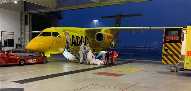 Cottbuser Klinik verlegt erstmals Corona-Patienten per Flugzeug Ein Flugzeug des ADAC und ein Rettungswagen stehen am Carl-Thiem-Klinikum in Cottbus zur Verlegung von COVID-Patienten.