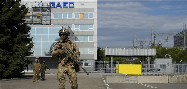 Ein Foto, bei dem es einem mulmig wird: Ein russischer Soldat steht Anfang Mai vergangenen Jahres vor dem ukrainischen Atomkraftwerk Saporischscha.
