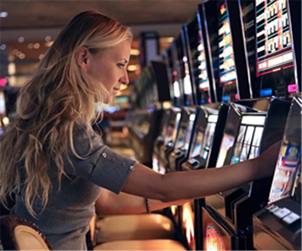 Spielsucht: Automaten-Lobby im Glück? Ein Frau am Spielautomaten: Die Regeln dieses Spiels sollen neu aufgestellt werden.