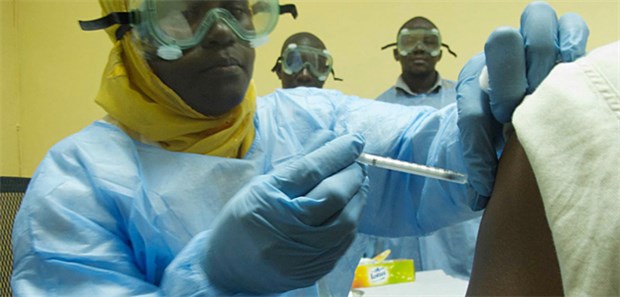 Die Zeit für Impfstofftests wird knapp Ein Freiwilliger wird in Bamako (Mali) mit dem Ebola-Impfstoff "cAd3-EBO-Z" geimpft.