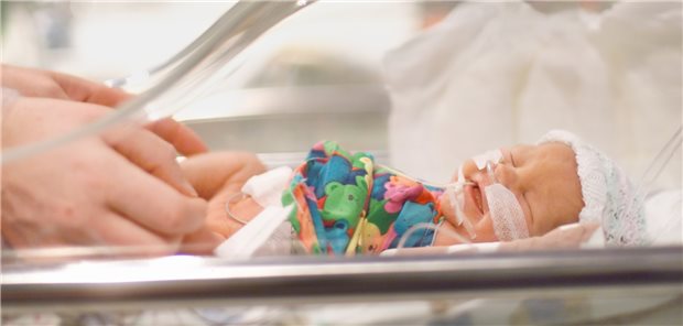 Ein Frühchen im Inkubator: Wer vor der 34. Schwangerschaftswoche geboren wurde, hat im Schnitt wohl schlechtere Sprach- und Mathematikkenntnisse.