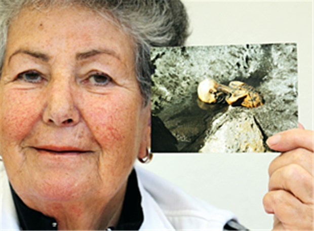"Ötzi" - der geheimnisvolle Mann aus dem Eis Ein Fund, der das Leben verändert: Erika Simon mit dem ersten Bild, dass sie und ihr Mann von der Gletschermumie gemacht hatte.