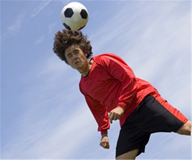 Fußballer nach Kopfball kurzzeitig gelähmt Ein Fußballer in Action.