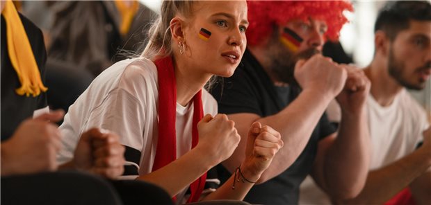 Fan in Fußballtrikot