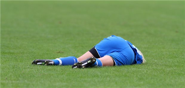 Ein Fußballspieler ist zusammengebrochen: Manchmal ist ein plötzlicher Herztod die Ursache. (Symbolbild)